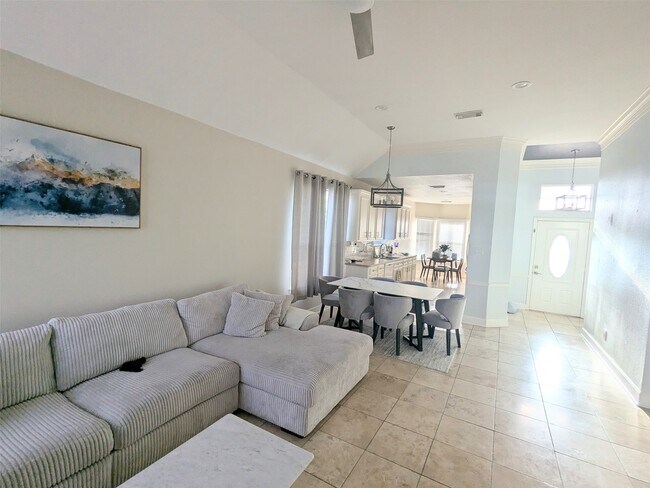 Building Photo - 2402 Raintree Village Dr