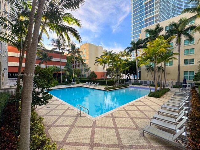 Building Photo - 2000 N Bayshore Dr