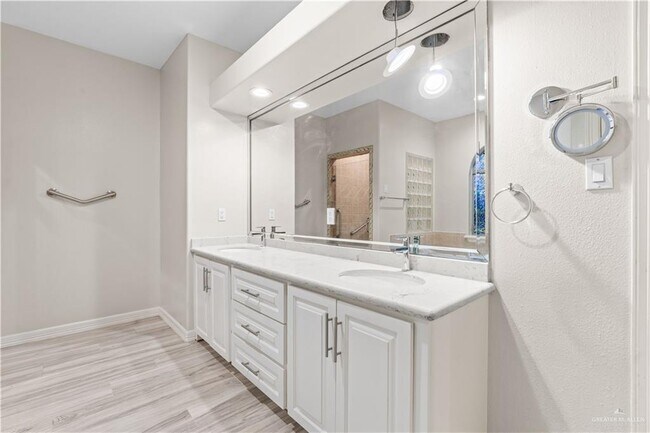 Building Photo - 27 Los Lagos Dr