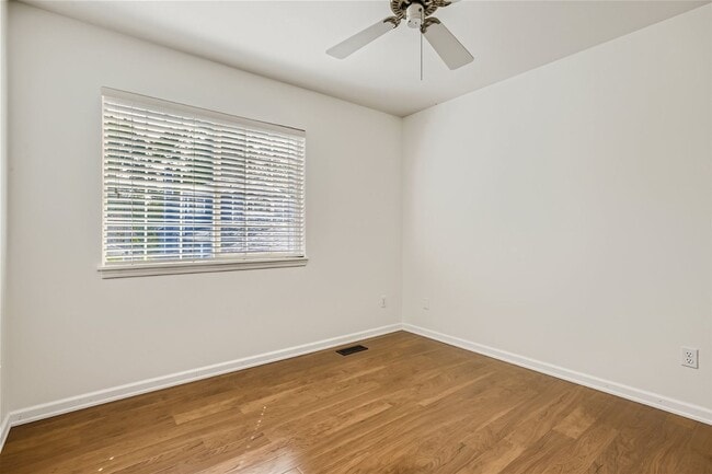 Building Photo - Spacious 4-Bedroom Home in Kenmore | Priva...