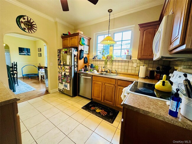 Building Photo - 231 Manorhaven Blvd