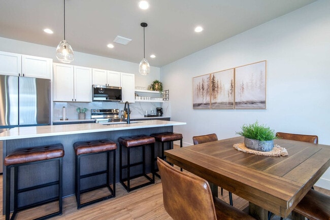 Building Photo - 690 Stone Peak Lp