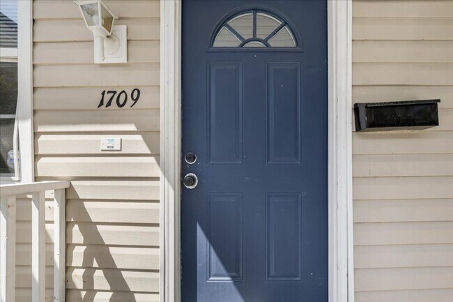 Building Photo - 1709 Le Grand St