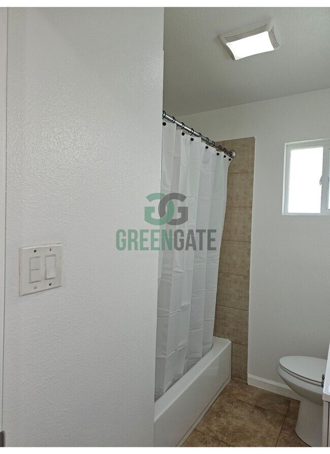 Building Photo - AVAILABLE NOW!! 3 Bedroom 2 Bath Home in Tracy!