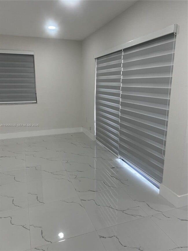 Building Photo - 9402 SW 77th Ave