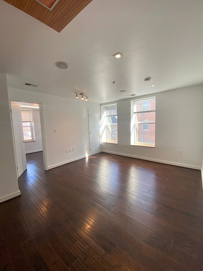 Building Photo - Modern 2 Bedroom in Adams Morgan!