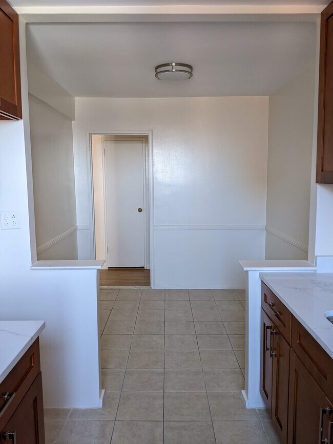 Eat in Kitchen - 6384 Saunders St