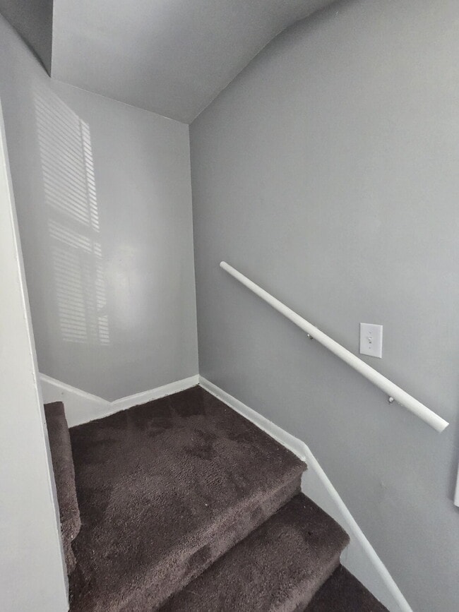 Building Photo - 452 S Napoleon Ave