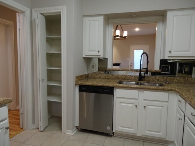 Building Photo - 864 Augusta Dr