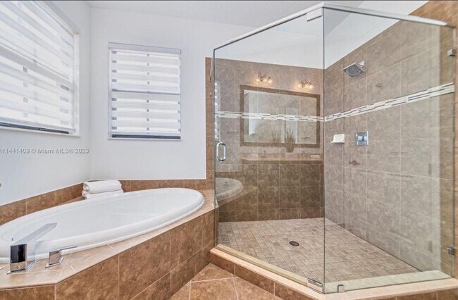 Building Photo - 8362 NW 39th Ct