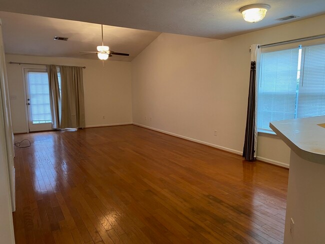 Building Photo - 128 Photinia Dr