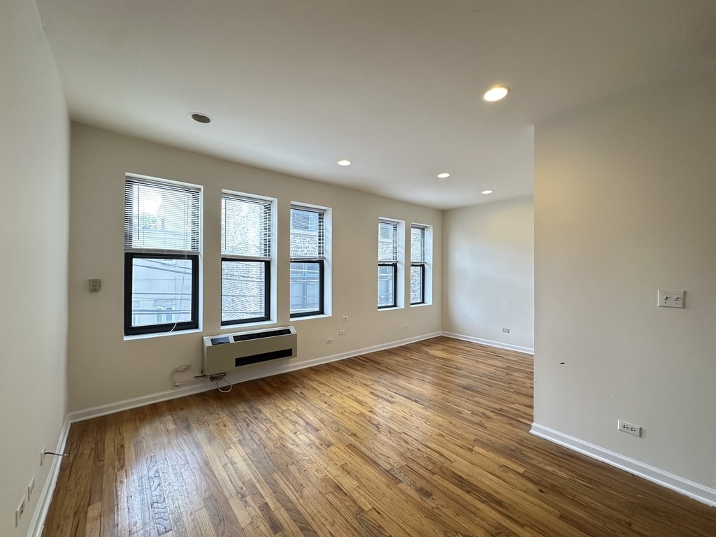 Building Photo - 909 W Dakin St
