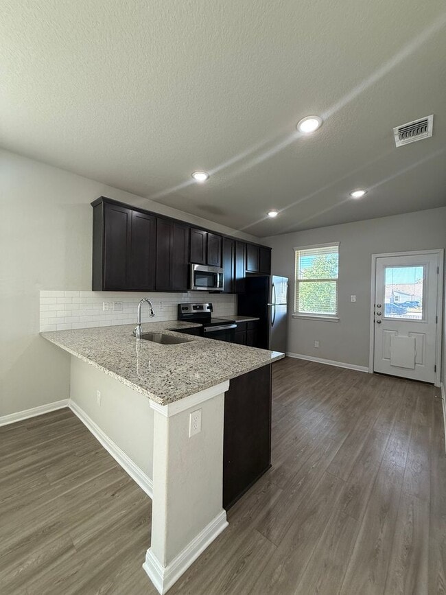 Building Photo - Charming 3-Bedroom Duplex in New Braunfels...