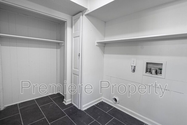 Building Photo - 705 NW Buckingham Pl