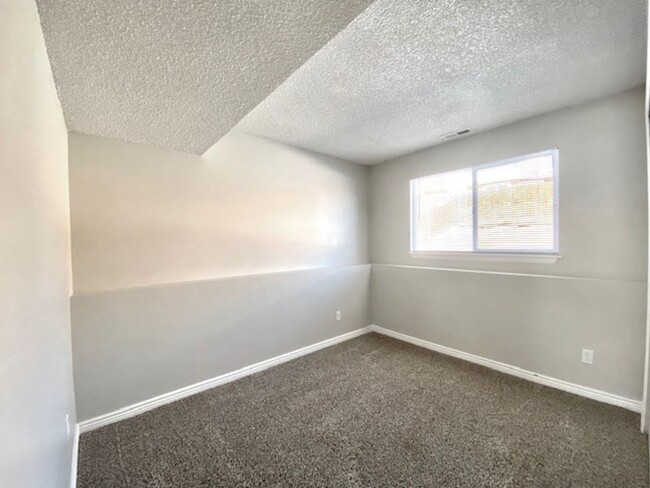 Building Photo - Lovely bi-level 3 bed/2 bath home with fen...