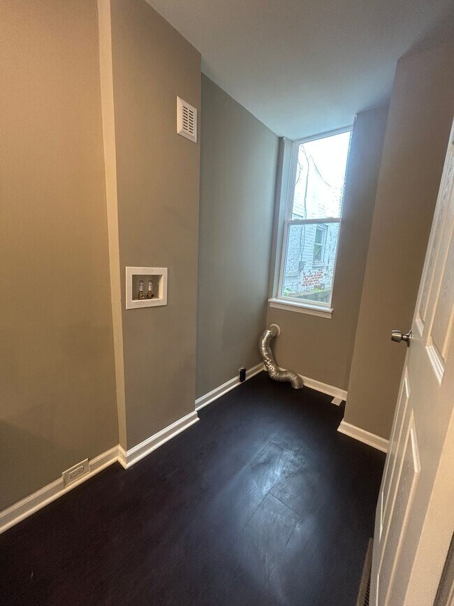Building Photo - This end-of-row townhome Old Uptown Harris...