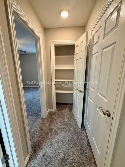 Building Photo - 9919 Landry Dr