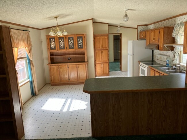 Building Photo - 3 bed, 2 bath Trailer house with outer sto...