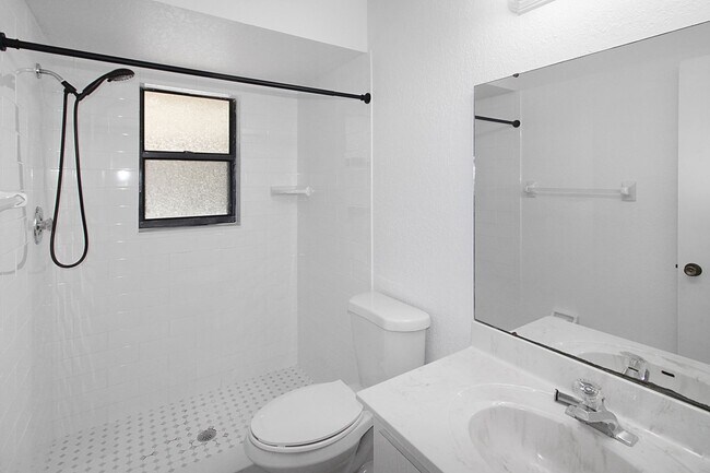 Building Photo - 832 Golf Dr