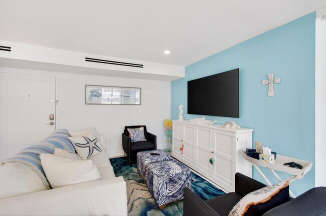 Building Photo - 1236 Hillsboro Mile