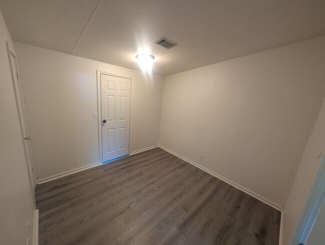 Building Photo - Remodeled 5 bed 3 bath Manufactured Home |...