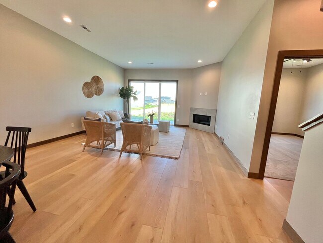 Building Photo - Stunning 5 Bed/2.5 Bath Twinhome For Rent in West Sioux Falls!