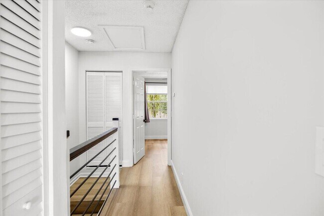Building Photo - 3124 SW 49th St