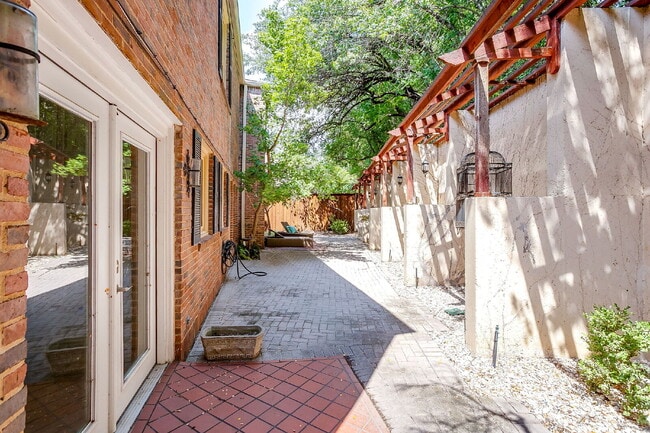 Building Photo - Private 4 Bedroom Retreat for Lease