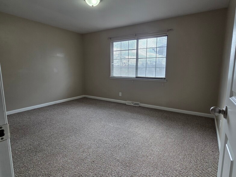 Building Photo - 5526 Humbert Rd