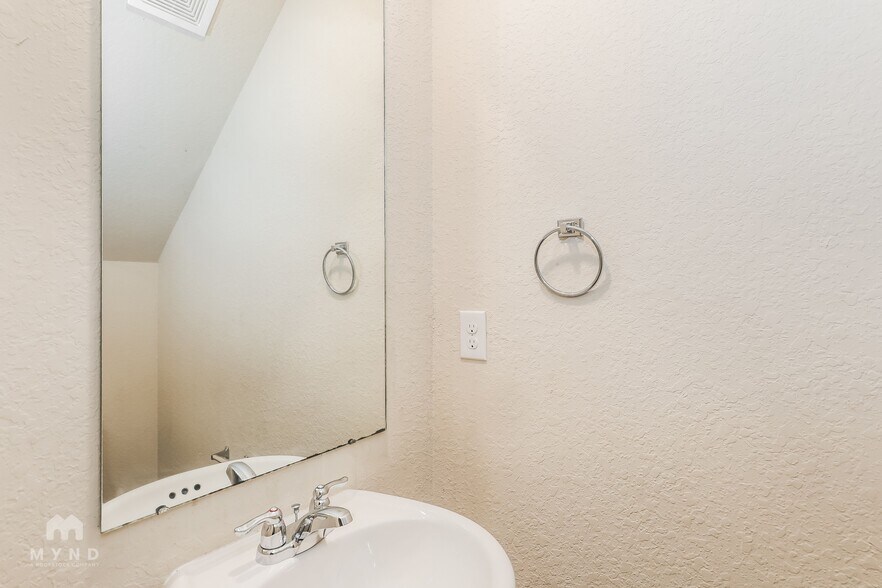 Building Photo - 308 Highwood Ln