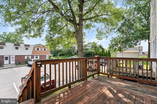 Building Photo - 525 Village Ln.