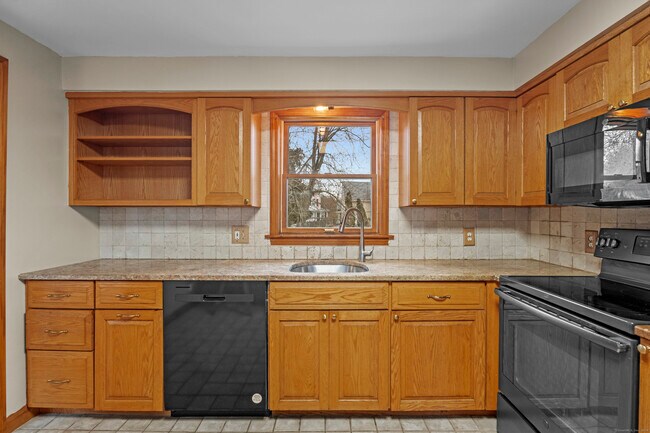 Building Photo - 62 Brookside Ave E