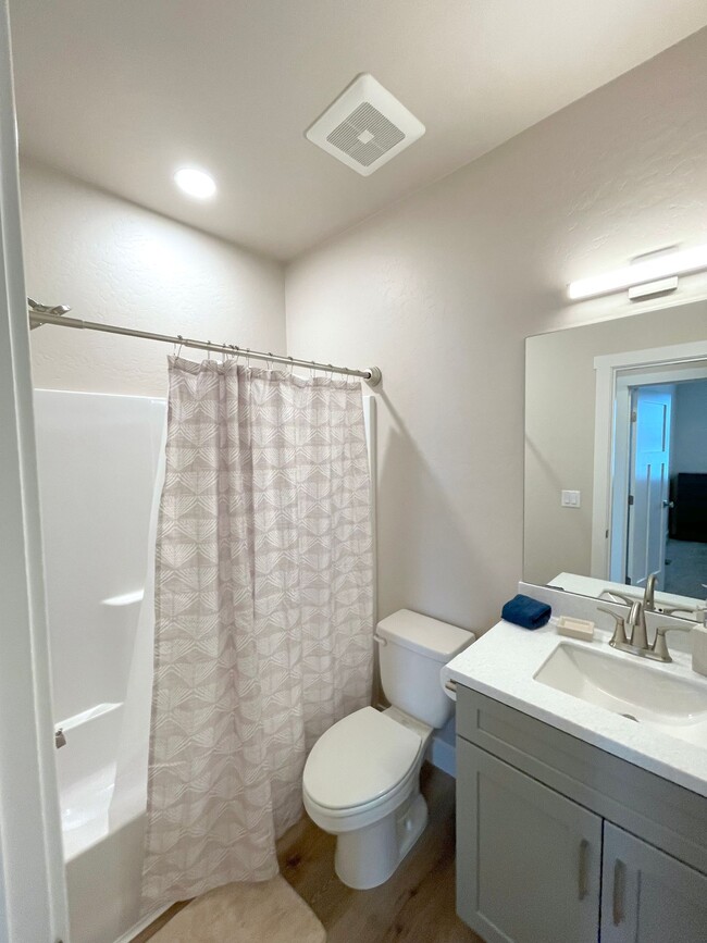 Building Photo - Bright 3br Townhome (New Build)