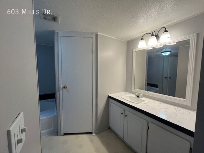 Building Photo - 603 N Mills Dr