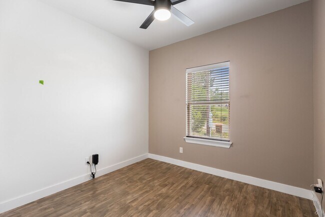 Building Photo - 924 Scenic Hills Dr