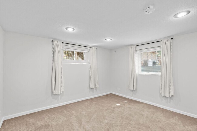 Building Photo - Stunning 4 Bed 2 Bath Home across the Stre...