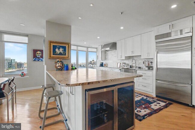Building Photo - 100 Harborview Dr