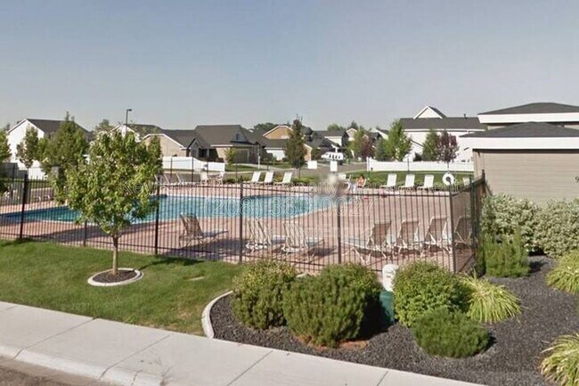 Building Photo - 879 N Traquair Pl