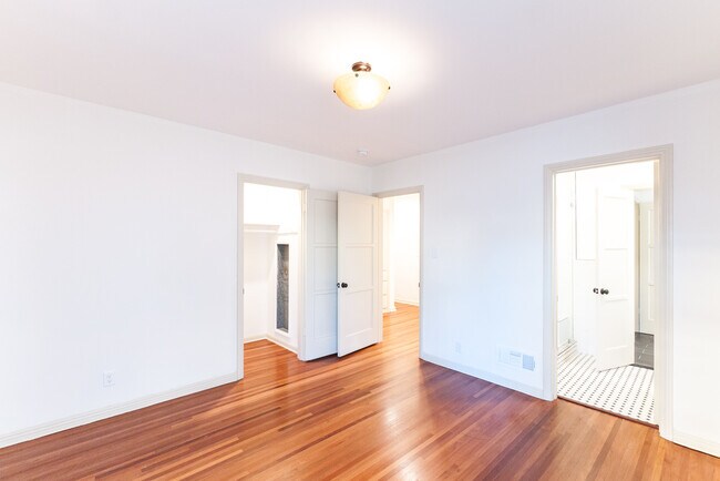 Building Photo - 1064 S Genesee-