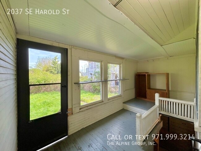 Building Photo - 2037 SE Harold St