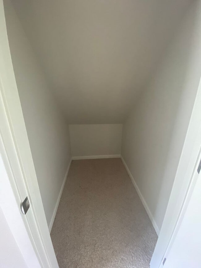 Building Photo - LARGE SINGLE FAMILY HOME ON CORNWALL (RPM#220)