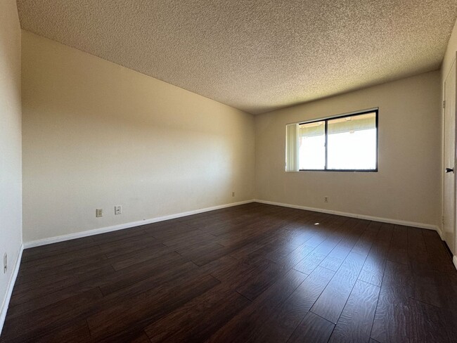 Building Photo - Available Now!! Charming 2 Bed/ 1.5 Bath I...