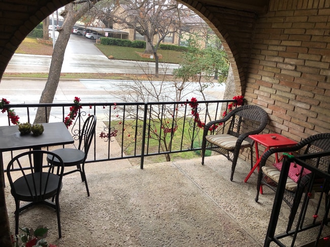 Building Photo - BEAUTIFUL HOME. UTILITIES INCLUDED!!!!