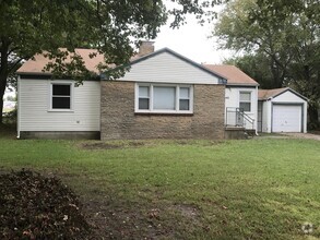 Building Photo - 3 Bedroom with Hardwood Floors! South Side...