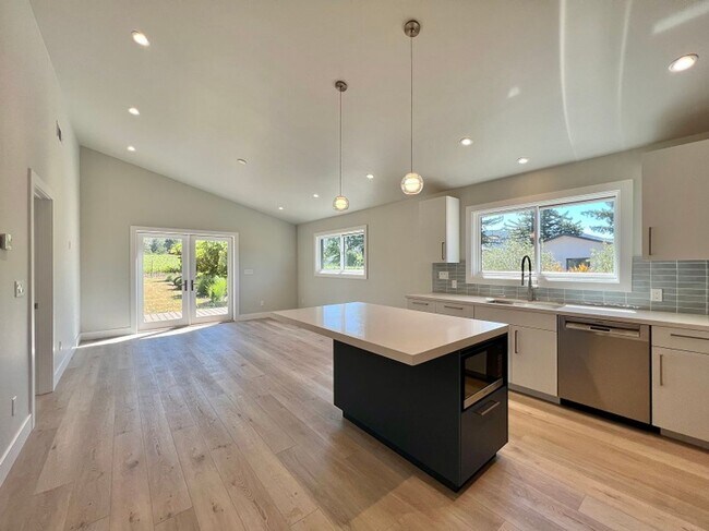 Building Photo - Beautiful Newer Two Bedroom Napa Home