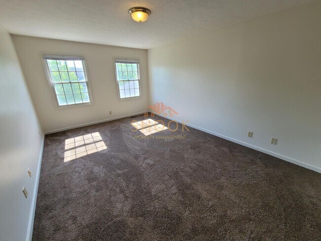 Building Photo - Large 3 BR Townhome/Condo - Available mid June