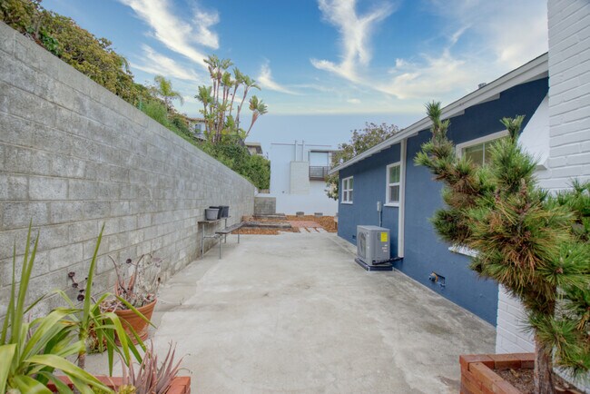 Building Photo - 2845 El Oeste Dr