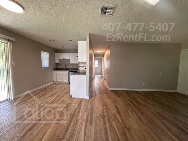 Building Photo - 2155 Aaron Ave