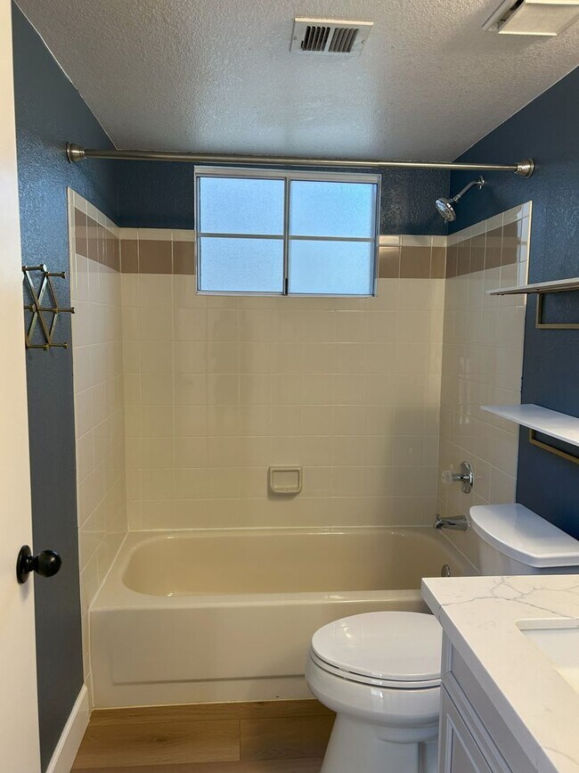 Building Photo - 2 Bedroom/2 bath Condo in the Mission de L...