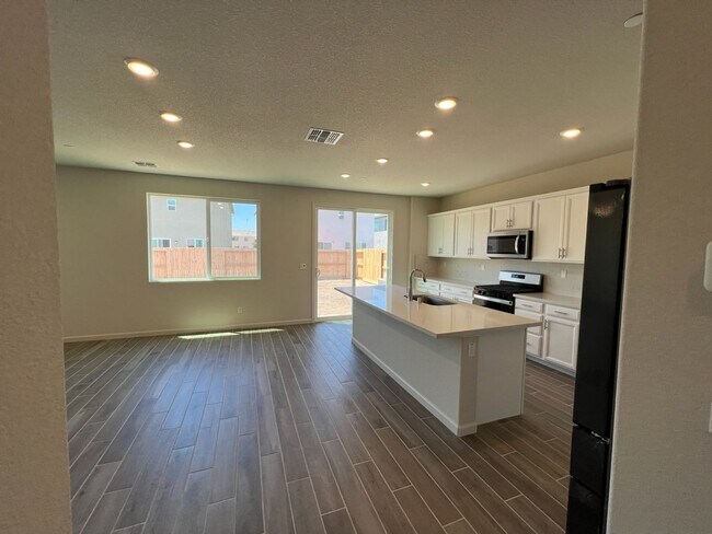 Building Photo - 4-bedroom two story plus a bonus loft!